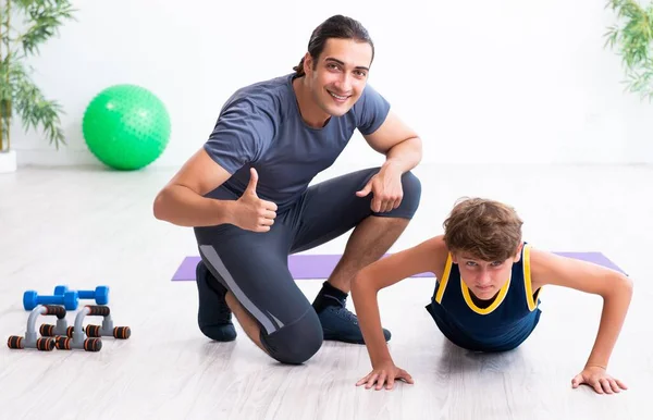 Jovem Pai Seu Filho Fazendo Exercícios — Fotografia de Stock