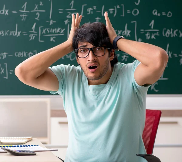 Jeune Mathématicien Étudiant Devant Tableau — Photo