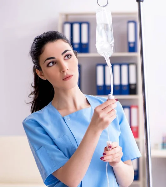 Young Female Doctor Infusion Concept — Stock Photo, Image