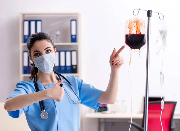 Young Female Doctor Infusion Concept — Stock Photo, Image