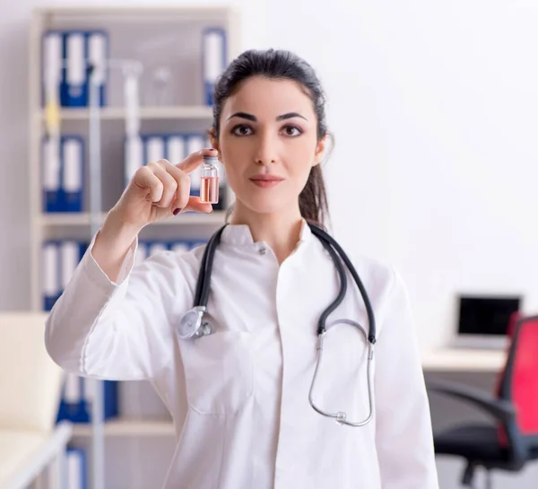 Young Female Doctor Infusion Concept — Stock Photo, Image