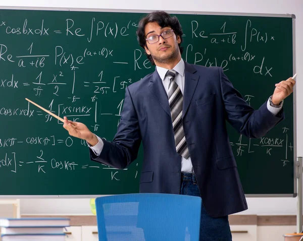 Joven Profesor Matemáticas Aula — Foto de Stock