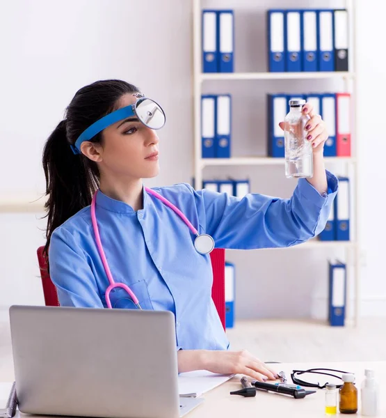 Joven Doctora Que Trabaja Clínica — Foto de Stock