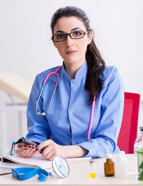 Giovane Dottoressa Che Lavora Clinica — Foto Stock