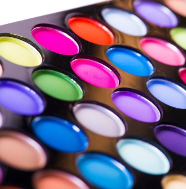 Makyaj için renkli gölgeler beyaz üzerine izole edilmiş