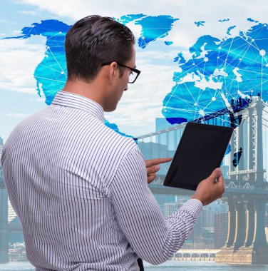 Küresel iş konsepti tabletine sahip iş adamı
