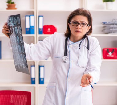 Klinikteki yaşlı kadın radyoloji uzmanı.