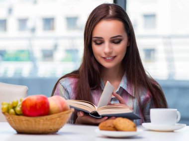 Genç kız sabah kahvaltı yapıyor.