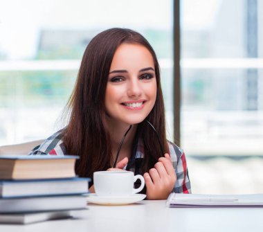 Bir sürü kitabı olan genç kız öğrenci.