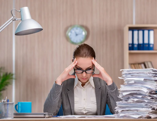 Empresária Que Trabalha Escritório — Fotografia de Stock