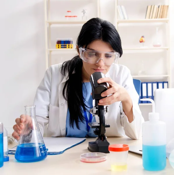 Química Femenina Que Trabaja Laboratorio —  Fotos de Stock