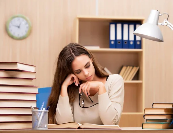 Die Junge Studentin Bereitet Sich Auf Die Hochschulprüfungen Vor — Stockfoto