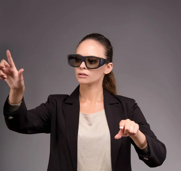 Die Junge Geschäftsfrau Drückt Virtuelle Knöpfe — Stockfoto