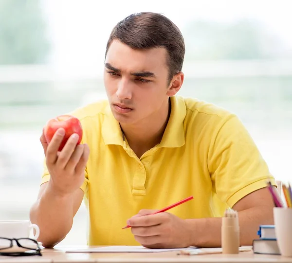 Genç Sanatçı Kağıda Elma Çiziyor — Stok fotoğraf