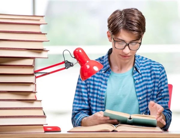 Jovem Estudante Preparando Para Exames Universitários — Fotografia de Stock