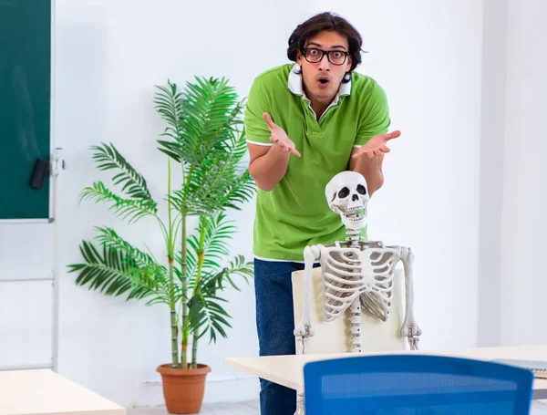 Divertido Estudiante Masculino Aula Con Esqueleto — Foto de Stock