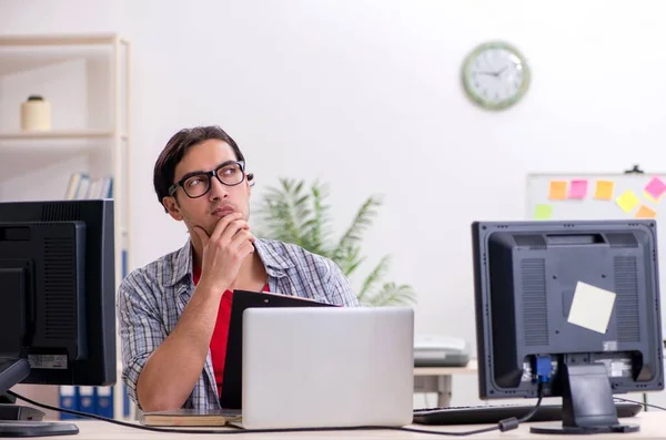 Hombre Que Especialista Que Trabaja Oficina — Foto de Stock