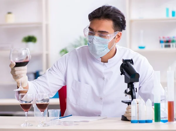Samec Chemik Vyšetřující Vzorky Vína Laboratoři — Stock fotografie