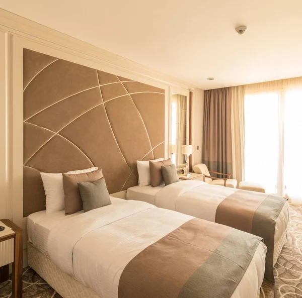 大きなベッド付きのモダンなホテルの部屋 — ストック写真