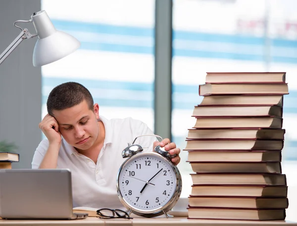 Jovem Estudante Preparando Para Exames Escolares — Fotografia de Stock