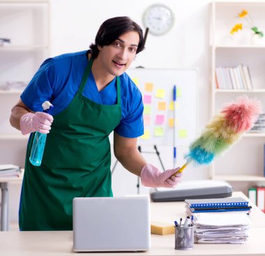 Ofiste çalışan yakışıklı, profesyonel temizlikçi.