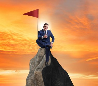 Dağın tepesindeki iş adamı.