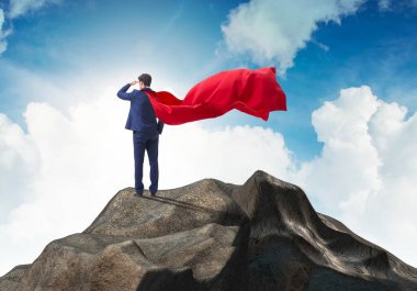Süper kahraman iş adamı dağın tepesinde.