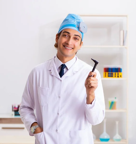 Tânărul Doctor Otolaringolog Care Lucrează Spital — Fotografie, imagine de stoc