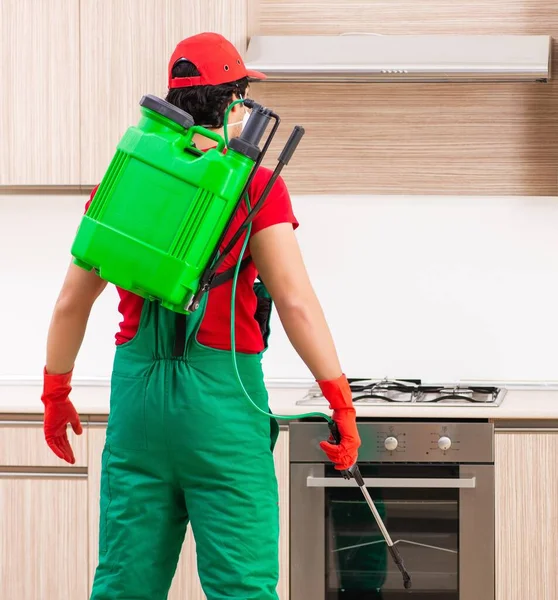 주방에서 통제를 담당하는 청부업자 — 스톡 사진