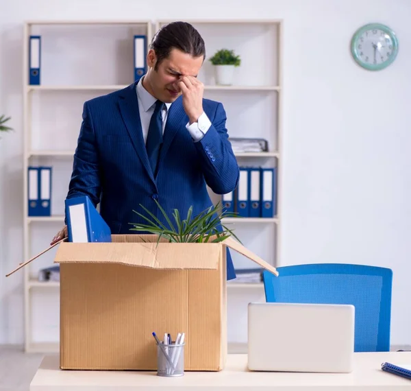 Der Junge Mitarbeiter Wird Entlassen — Stockfoto