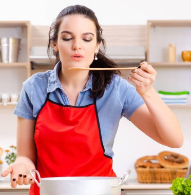 Mutfakta sebzeli genç kadın.