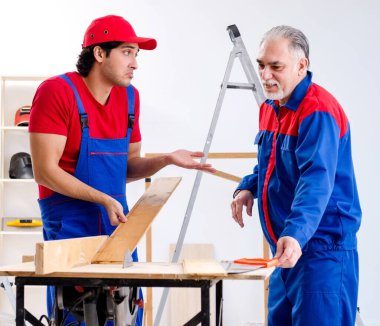 İki profesyonel müteahhitler evde döşeme döşeme