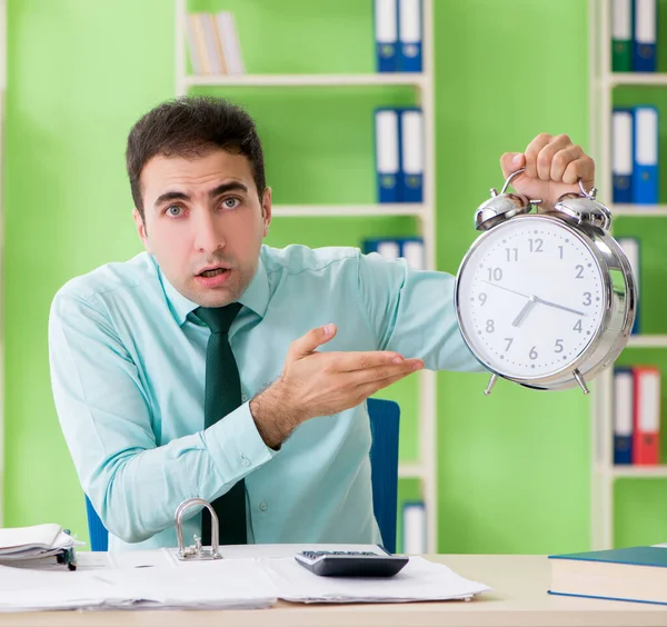 Manlig Ekonomichef Som Arbetar Kontoret Time Management Koncept — Stockfoto