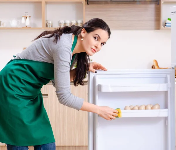 Jonge Vrouw Schoonmaken Koelkast Hygiëne Concept — Stockfoto