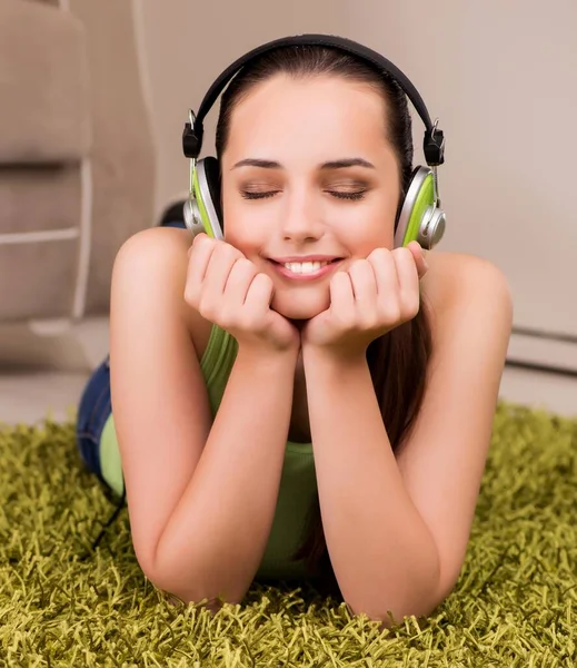 Νεαρή Γυναίκα Που Ακούει Μουσική Στο Σπίτι — Φωτογραφία Αρχείου