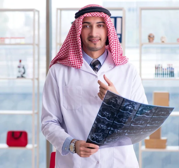 Arab Lékař Radiolog Pracující Klinice — Stock fotografie