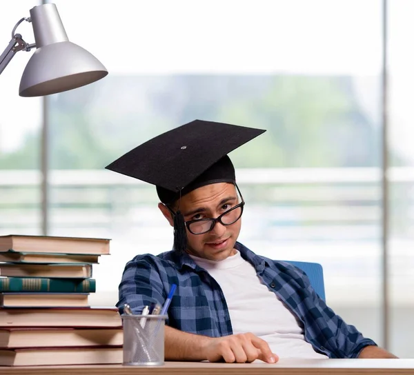 Jovem Estudante Preparando Para Exames Escolares — Fotografia de Stock