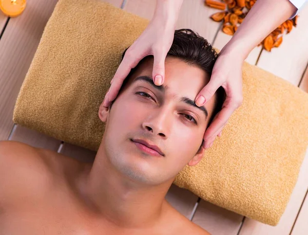 Hombre Durante Sesión Masaje Salón Spa — Foto de Stock