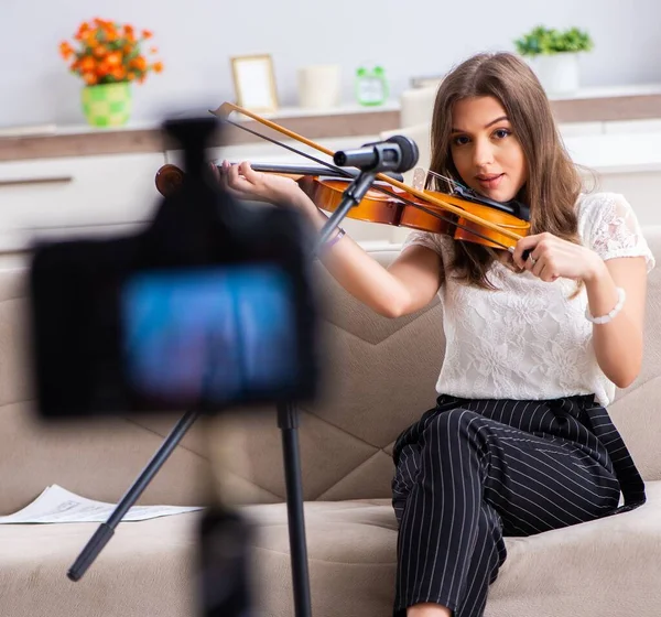 Female Beautiful Blogger Playing Violin — Stock Photo, Image