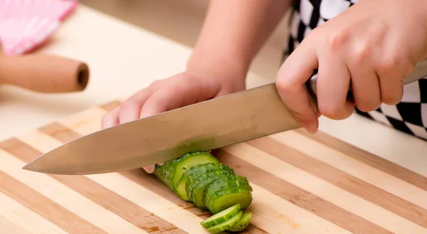 Jeune Femme Foyer Travaillant Dans Cuisine — Photo