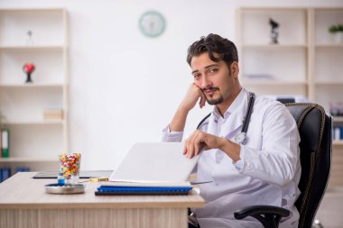 Klinikte çalışan genç bir doktor.