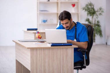 Klinikte çalışan genç bir doktor.