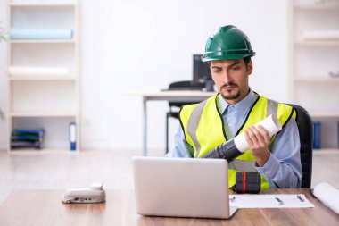 Ofiste çalışan genç mimar.