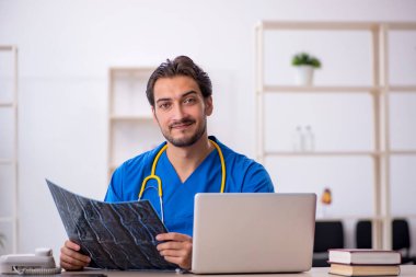 Klinikte çalışan genç bir radyolog.