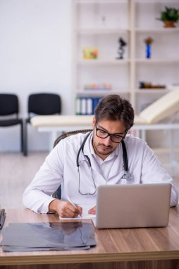 Hastanede çalışan genç bir doktor.