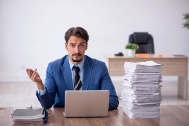 Genç işadamı işyerinde aşırı çalışmaktan memnun değil.