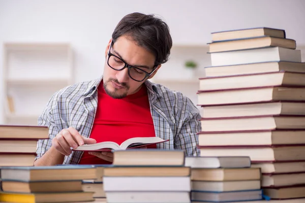 Junge Studentin Und Viele Bücher Klassenzimmer — Stockfoto