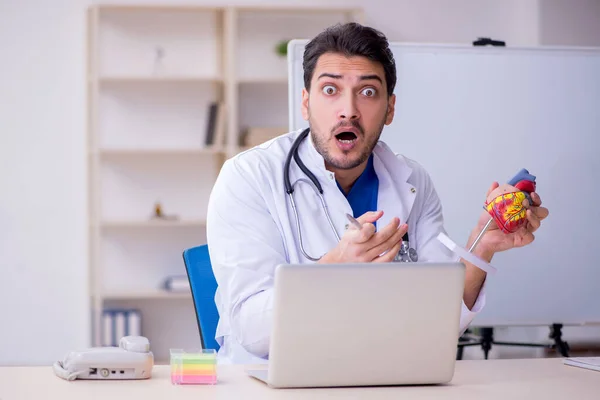 Joven Médico Cardiólogo Aula — Foto de Stock