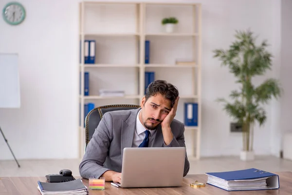 Empleado Joven Empresario Sentado Lugar Trabajo — Foto de Stock