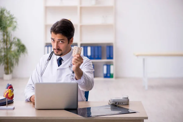 Junger Kardiologe Arbeitet Der Klinik — Stockfoto